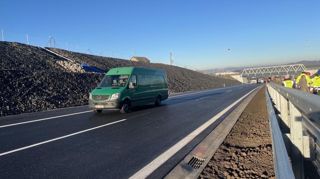 Řidiči začali využívat nový úsek dálnice D7 u Loun