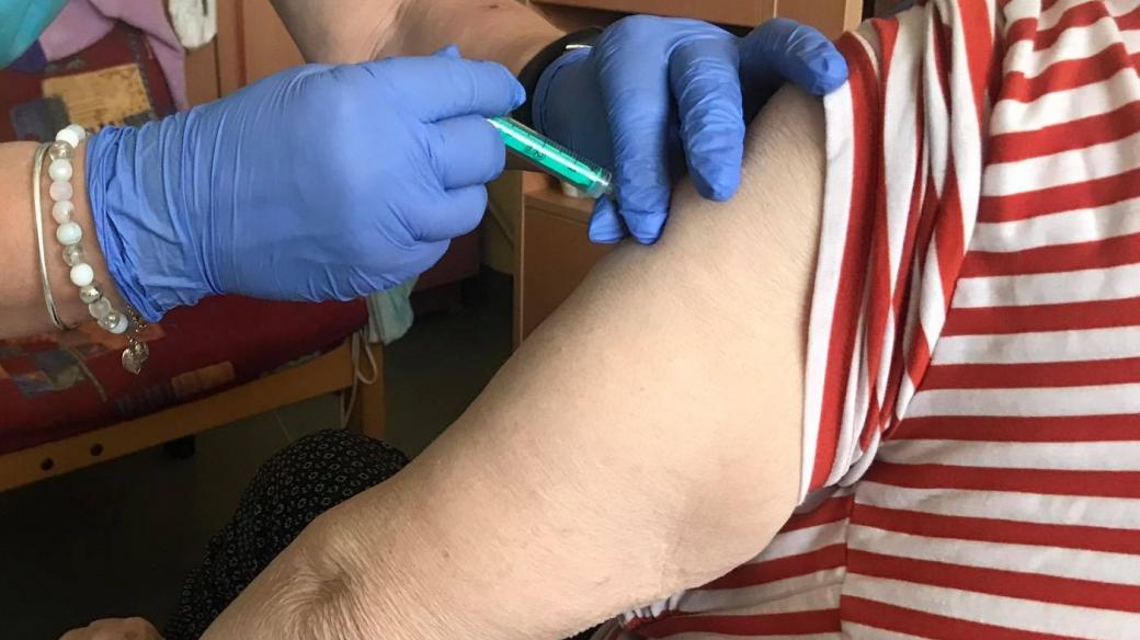 Senioři z DS Liberec - Františkov, kteří měli o očkování zájem, mají jeho první část za sebou