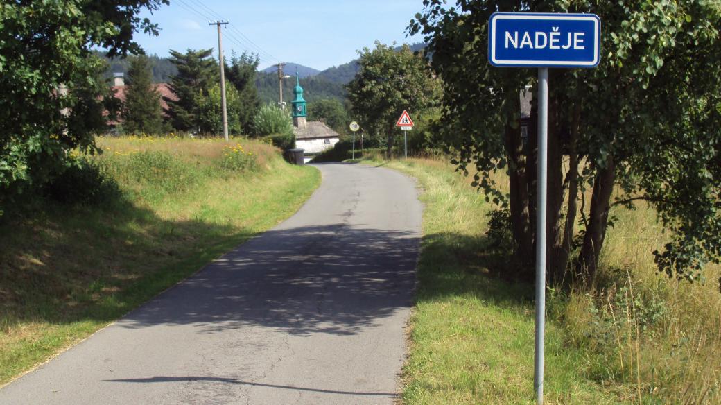 Začátek vesničky Naděje, která je součástí města Cvikova v okrese Česká Lípa