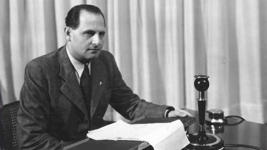 Josef Träger v rozhlasovém studiu (1940)