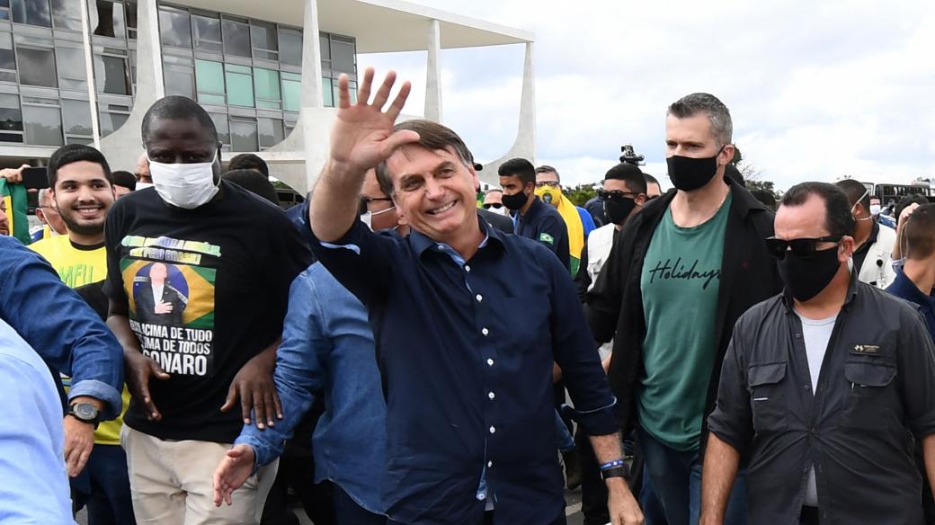 brazilský prezident Jair Bolsonaro (Brazil's President Jair Bolsonaro greets supporters upon arrival at Planalto Palace in Brasilia)