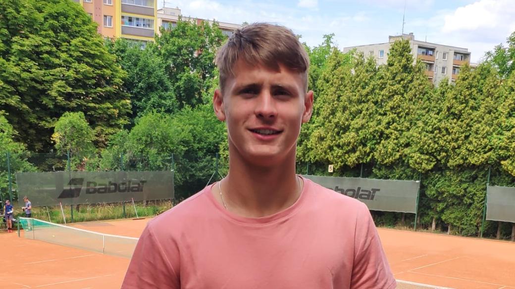 Osmnáctiletý tenista z Kopřivnice Hynek Bartoň