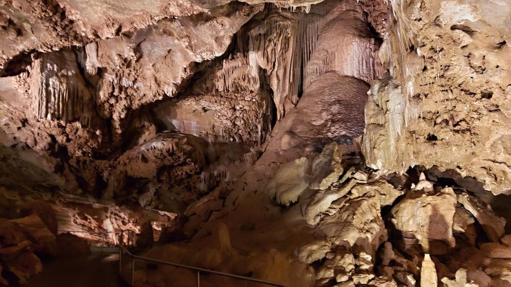 Koněpruské jeskyně nabízí jedinečná zákoutí i krápníky rozličných tvarů