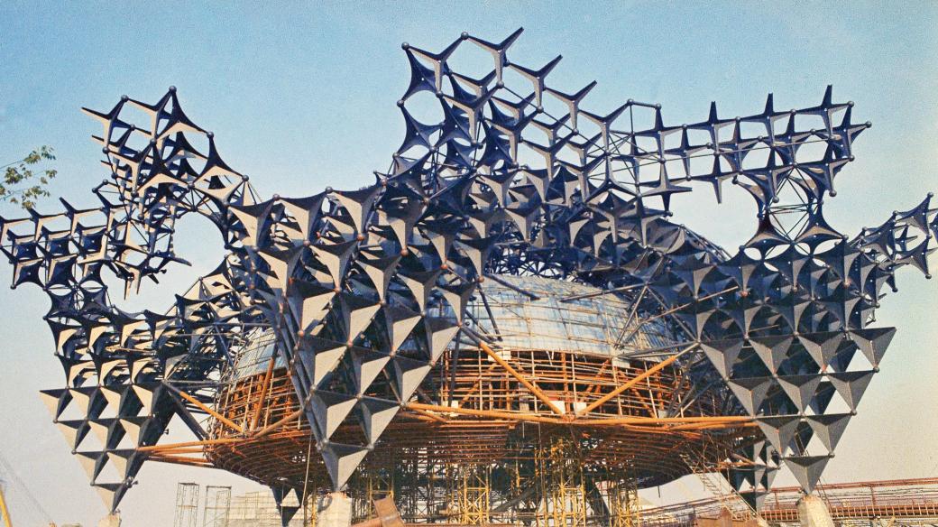 Výstavba pavilonu Toshiba IHI pro EXPO 1970 v japonské Ósace