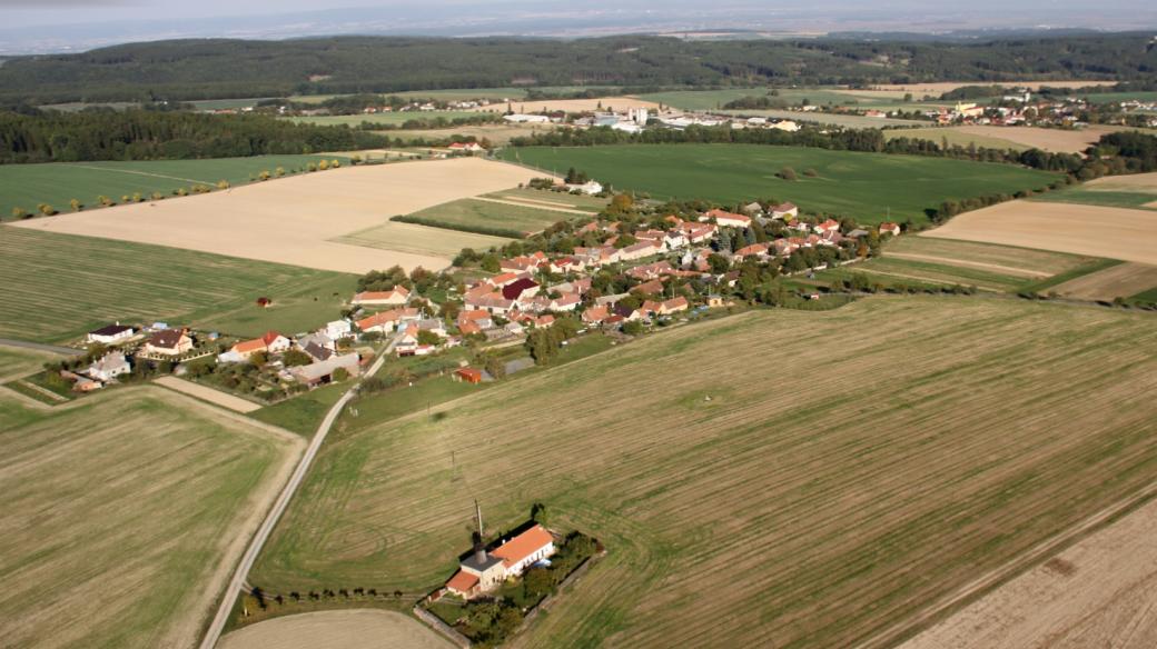 Letecký pohled na obec Hačky
