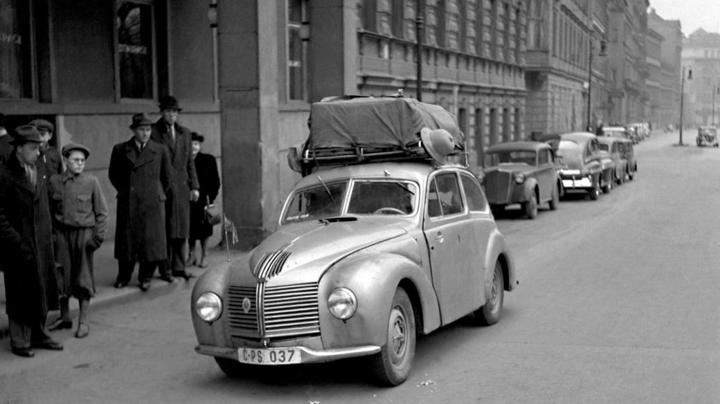František Alexander Elstner s manželkou Evou se v roce 1947 vrátili z daleké jízdy k Zlatému pobřeží s malým vozem Jawa-Miror