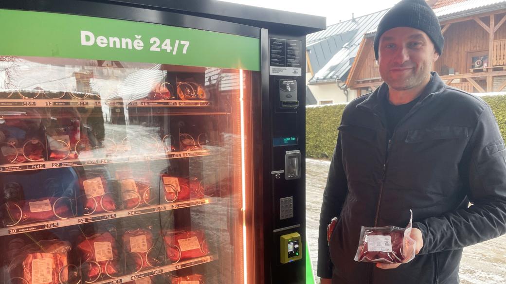 Jan Basař u automatu na prodej masa