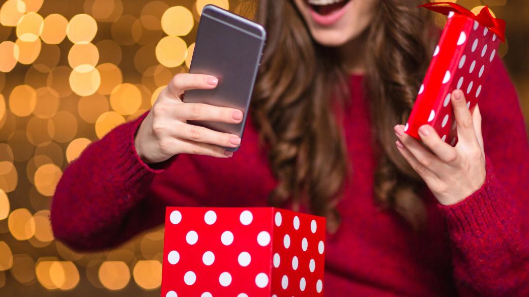 Mobilní telefon jako vánoční dárek (ilustrační foto)