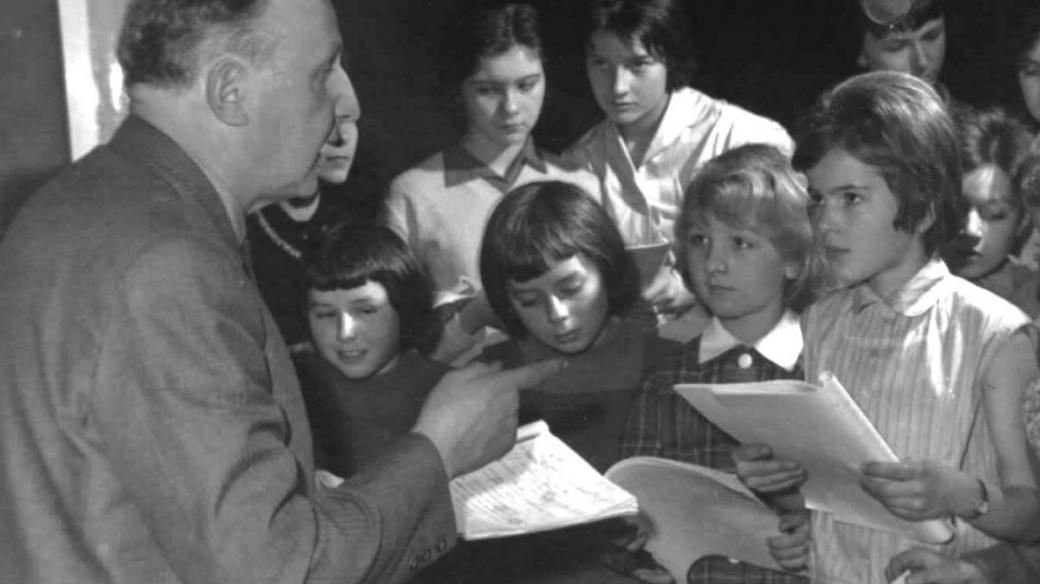 Miloslav Disman režíruje dětský sbor (1964) - Archivní a programové fondy Českého rozhlasu.jpeg