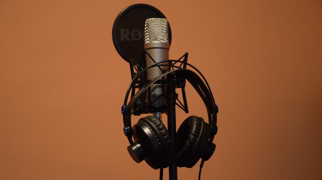 Mikrofon a sluchátka, hudební motiv, ilustrační foto