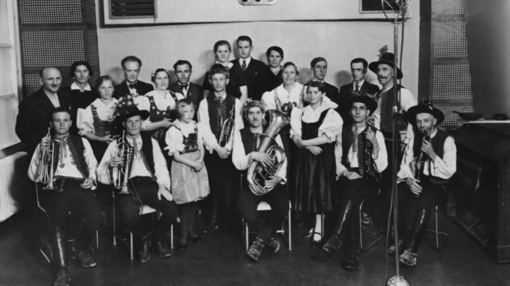 Valašští hudebníci v ostravské rozhlasové stanici, květen 1937.jpg