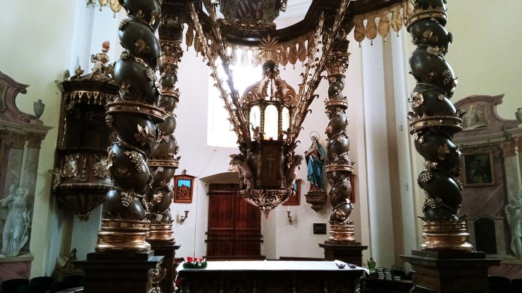 Oltář v kostele v Lomci