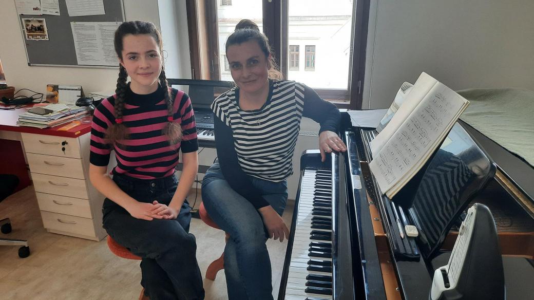 patnáctiletá Olga z Kyjeva s učitelkou hry na klavír Petrou Jarmarovou