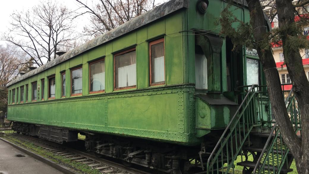Vagon je opancéřovaný a váží 84 tun. Kvůli jeho váze museli k muzeu postavit provizorní železnici.