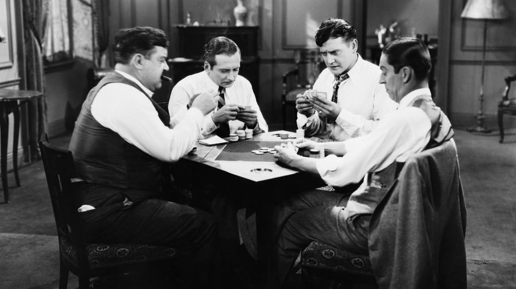 Muži hrající karty
