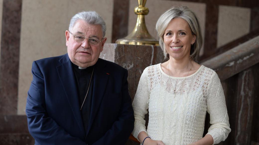 Kardinál Dominik Duka a Alena Zárybnická při natáčení Záletů