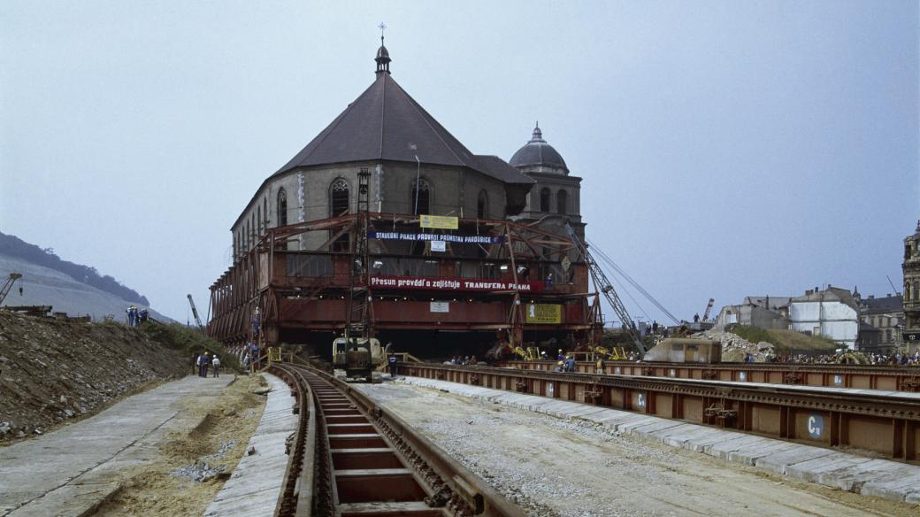 Děkanský kostel Nanebevzetí Panny Marie v Mostě na podvozku během přesunu (30. 9. 1975)