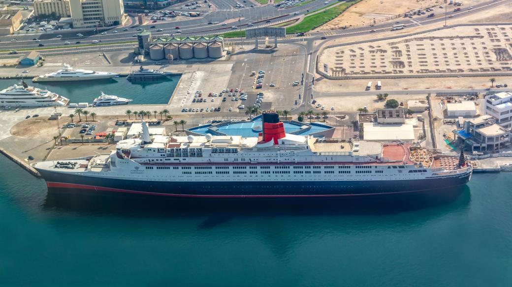 Druhá z lodí pokřtěných jako HMS Queen Elizabeth slouží jako hotel v Dubaji