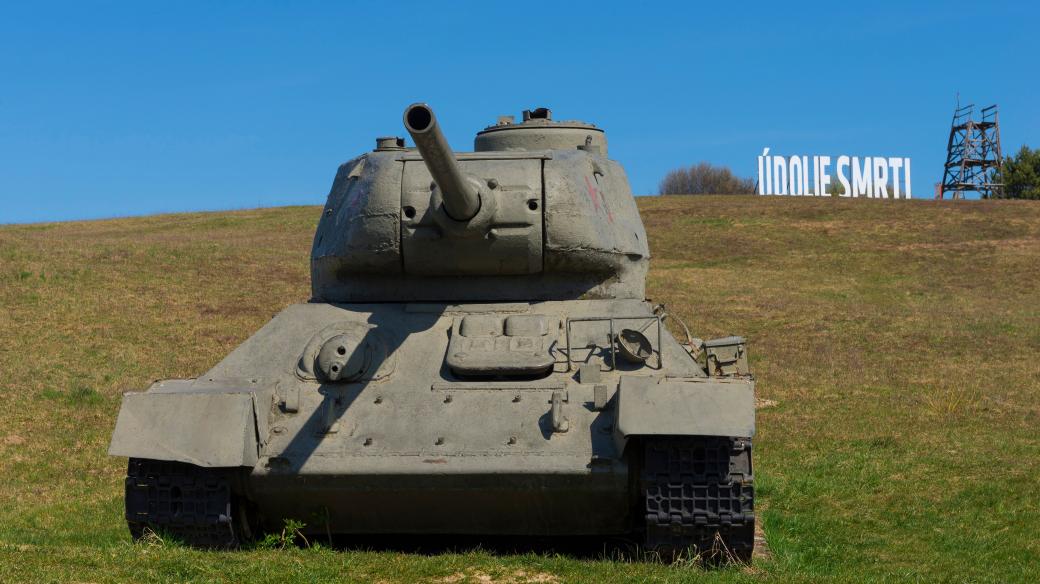 Sovětské tanky v Údolí smrti na Dukle