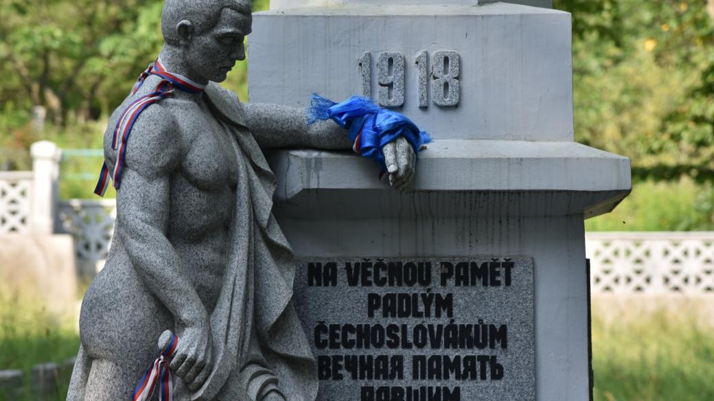 Památník na legionářském hřbitově, na kterém se podílel Bohuslav Kočí a možná i Vladimír Winkler