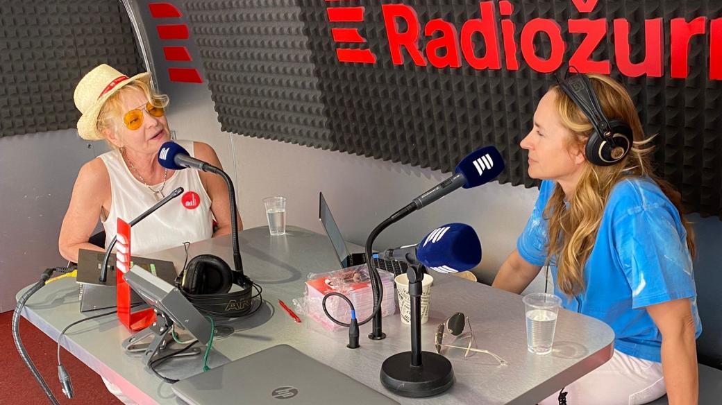 Vilma Cibulková během rozhovoru s Lucií Výbornou v mobilním studiu Radiožurnálu