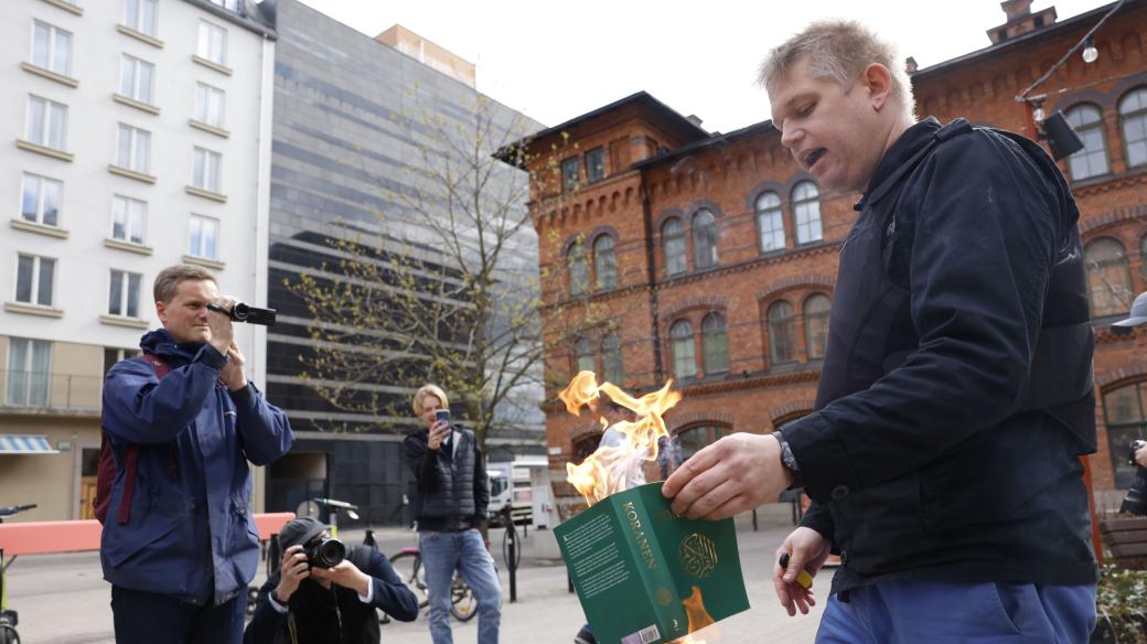 Rasmus Paludan spálil korán před tureckým velvyslanectvím ve Stockholmu