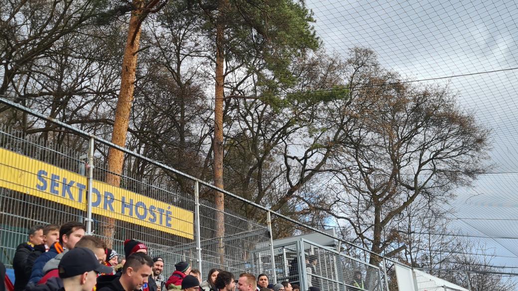 Sektor hostí na fotbalovém stadionu ve Zlíně sousedí s přilehlým lesoparkem