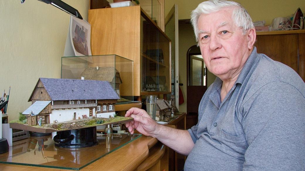 Josef Licehamer je v důchodu a modely historických budov staví už přes deset let