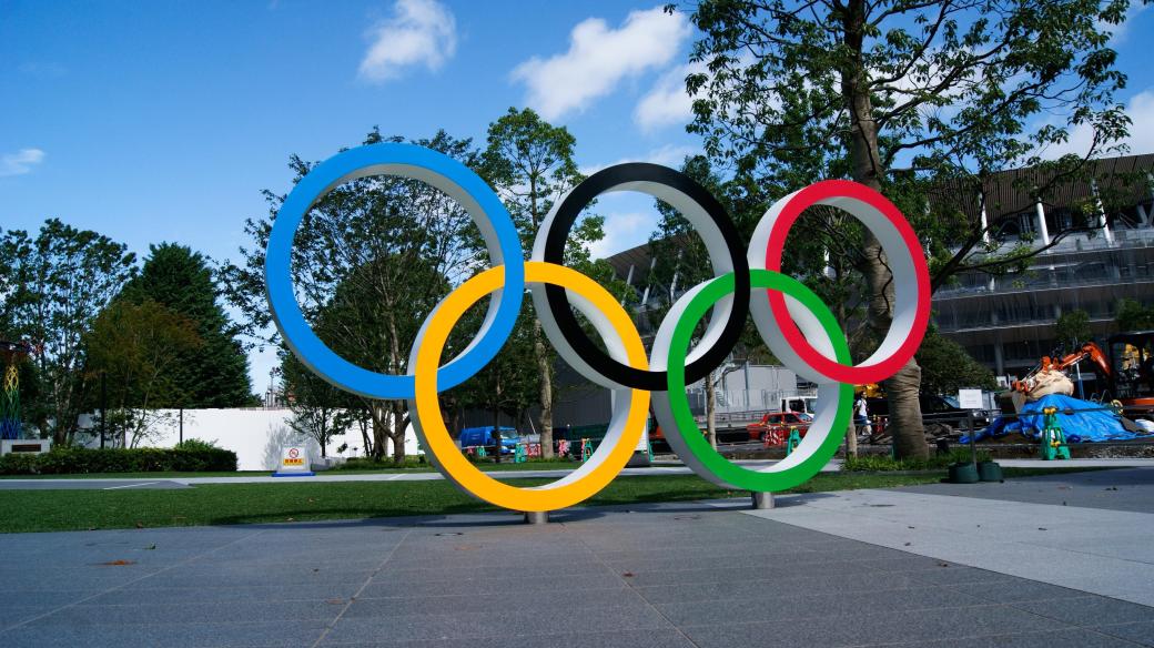 Olympijské kruhy před národním stadionem v Tokiu
