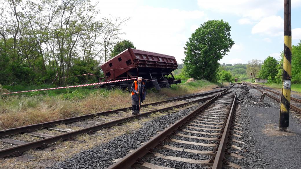 Jeden z odstavených vagónů, který vykolejil, stojí „našikmo“ bez kol u cesty mimo trať
