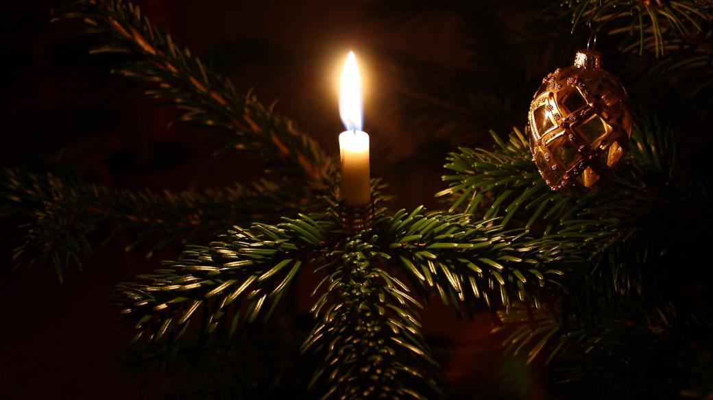 Svíčka na vánočním stromečku