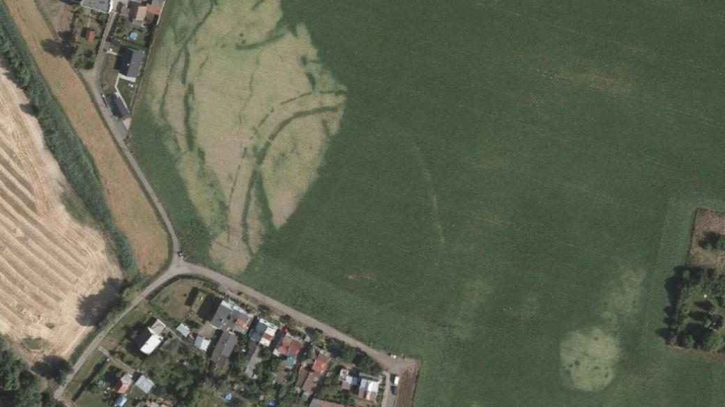Na leteckém snímku se rýsuje obří kruhová svatyně o průměru přes 100 metrů v Kuklenách při ulici Na Stružce