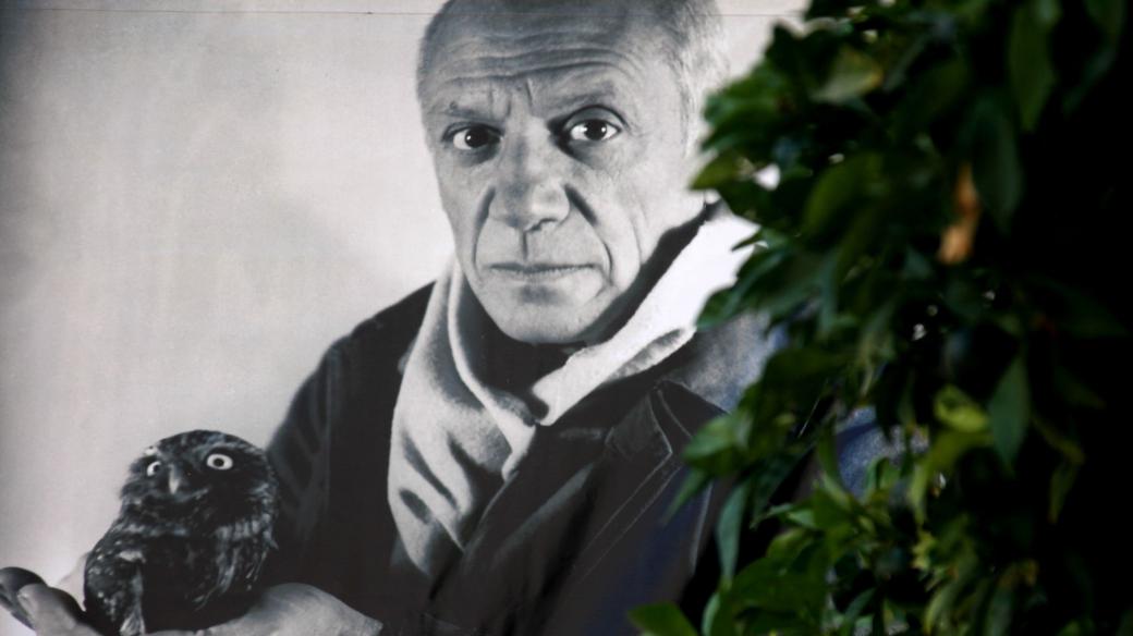 Malíř Pablo Picasso na výstavním posteru umělecké galerie v chorvatském Dubrovníku