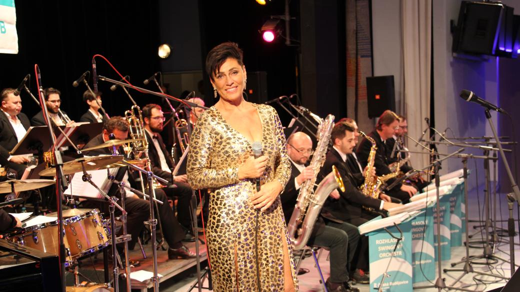 Rozhlasová tančírna v českobudějovickém Metropolu, s Rozhlasovým swingovým orchestrem zazpívala jako host Eva Emingerová