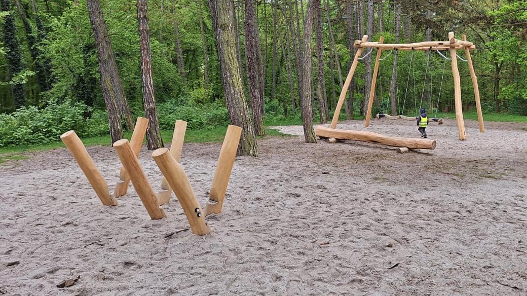 Nové dětské hřiště v lesoparku Na Homolce v Plzni na Slovanech