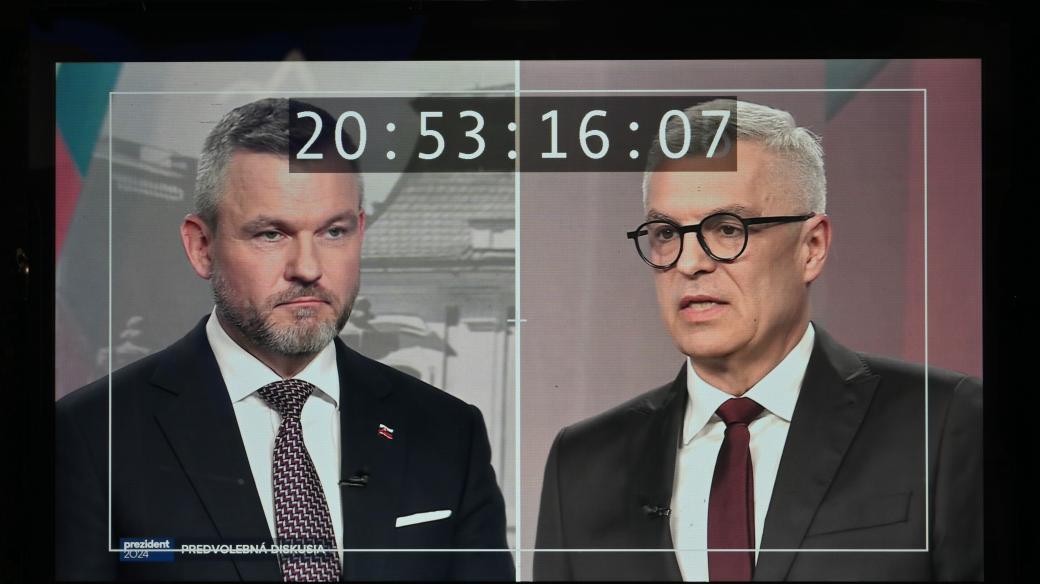 Peter Pellegrini (vlevo) a Ivan Korčok při předvolební televizní debatě v televizi Markíza