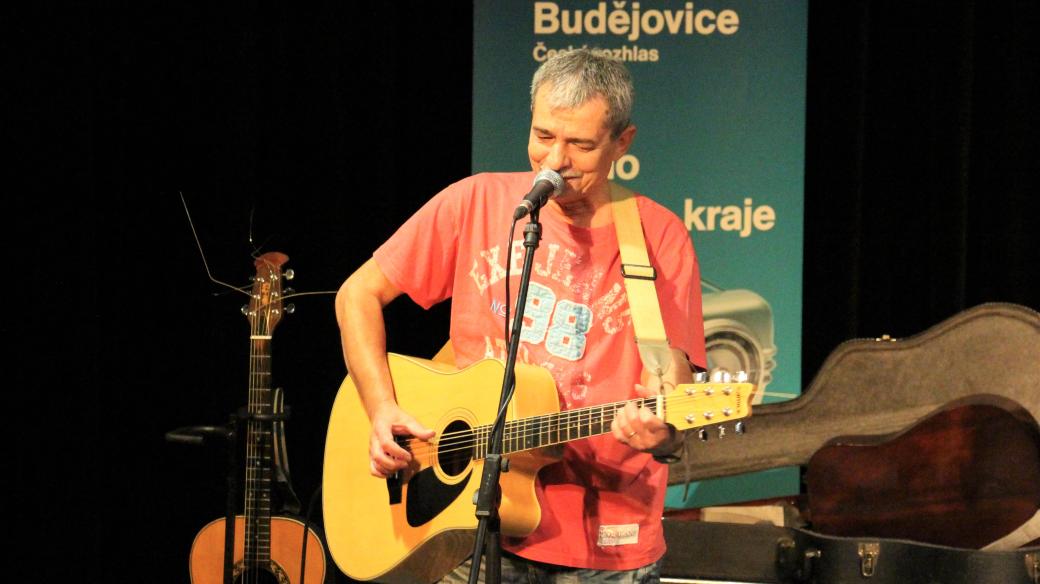 Pavel Dobeš ve studiovém sále Českého rozhlasu České Budějovice v roce 2014