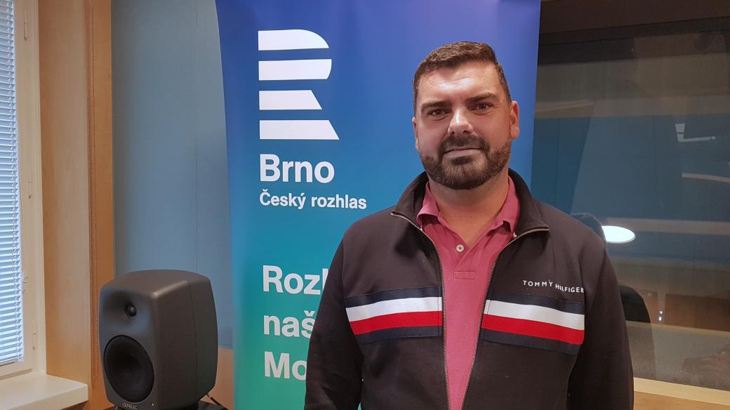 Roman Hanák ve studiu Českého rozhlasu Brno