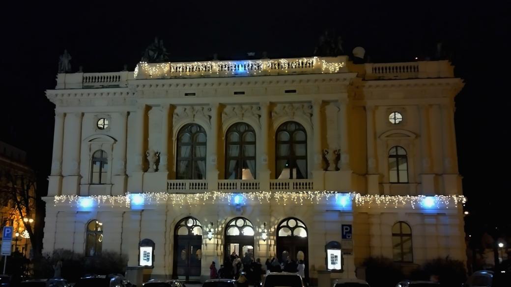 Vánočně nasvícené Šaldovo divadlo v Liberci