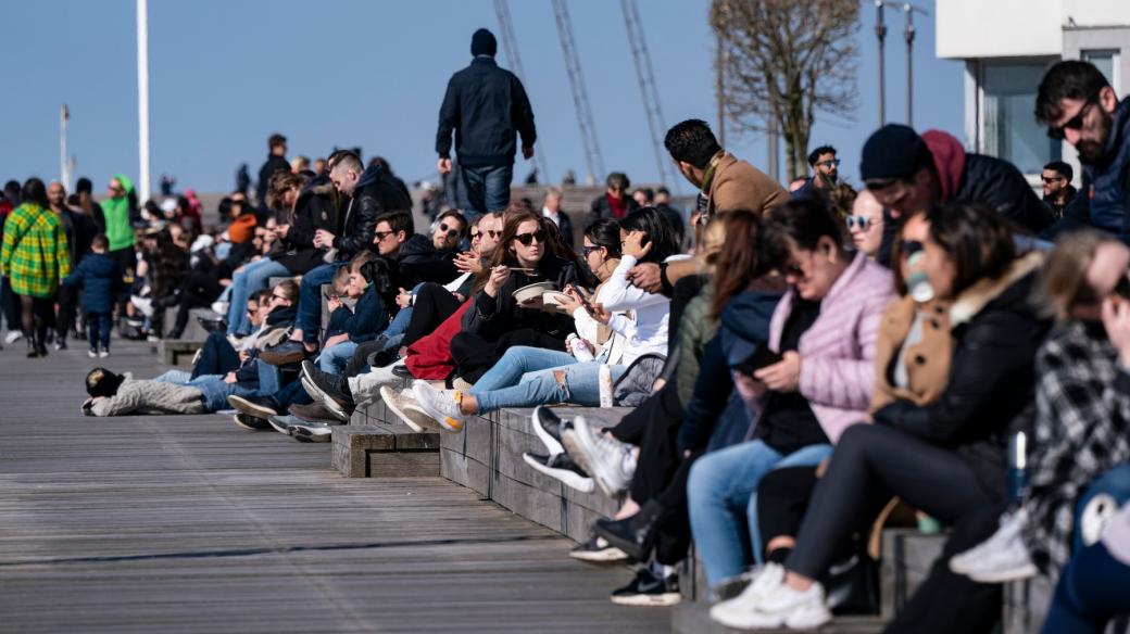 Lidé tráví víkend ve švédském přístavu v Malmö