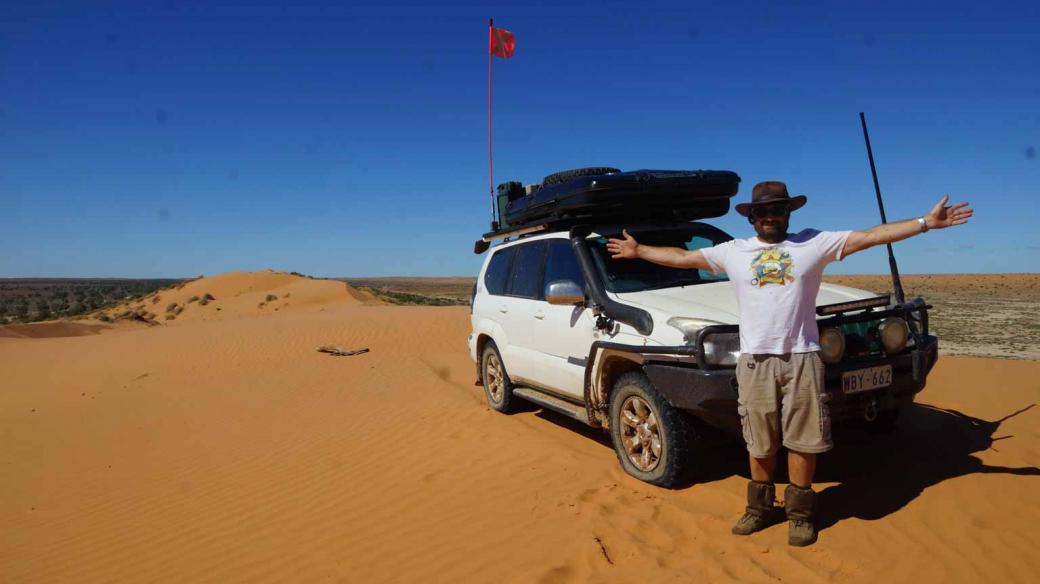 David Langthaler během cesty přes Simpsonovu poušť v centrální Austrálii