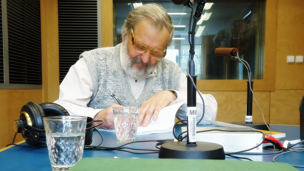 Jeden z autorů Miloslav Nevrlý ve studiu Českého rozhlasu