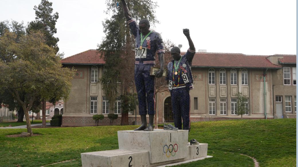 Sochy salutujících atletů Johna Carlose a Tommie Smithe