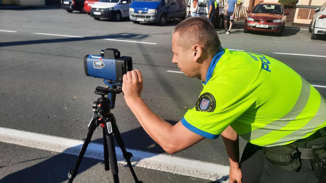 Strážník městské policie měřící rychlost aut v Chomoutově