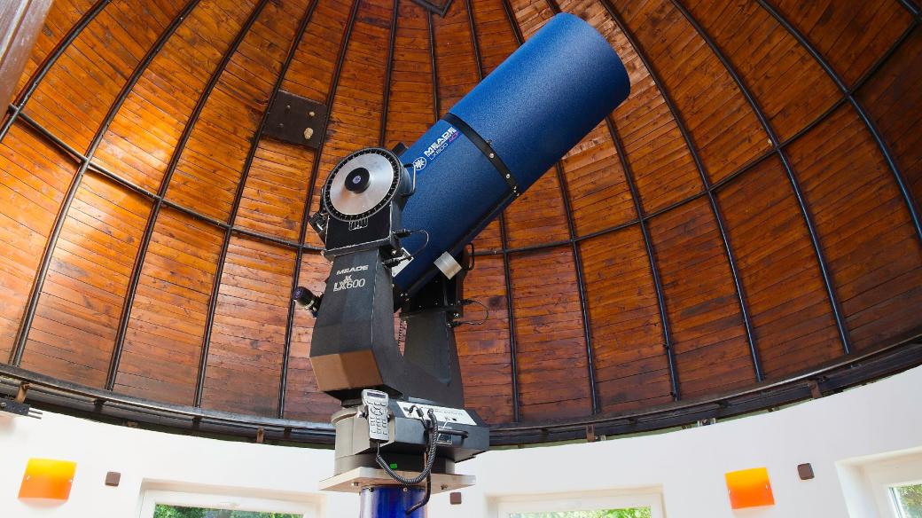 Hlavní dalekohled LX600 v kopuli hvězdárny s průměrem zrcadla 400 mm