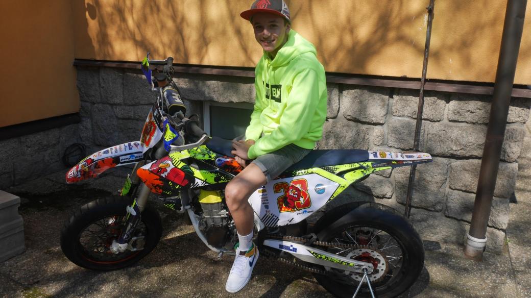 Čtrnáctiletý liberecký závodník Štěpán Zuda je nadějí motocyklového sportu