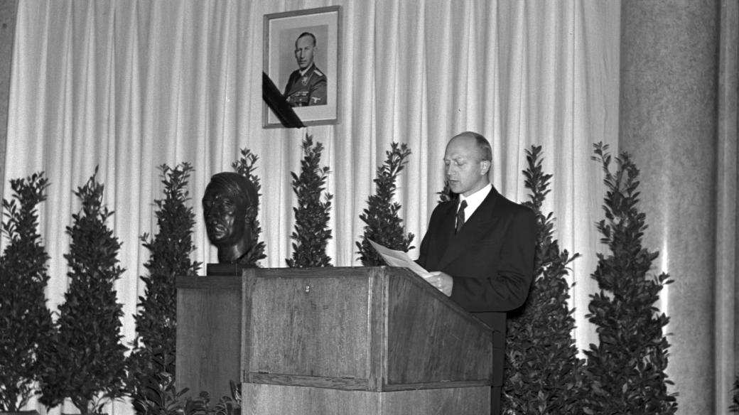Tryzna za Reinharda Heydricha: kolaborant Vladimír Krychtálek při projevu na shromáždění Národního svazu novinářů v Presseklubu