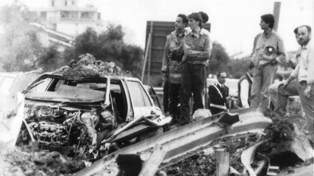 Bombový útok 23. května 1992 zabil pět lidí a 23 zranil. Mezi mrtvými byli Giovanni Falcone, jeho manželka Francesca Morvillo a tři členi jeho policejní eskorty. K útoku se přihlásil šéf sicilské mafie Cosa Nostra Toto Riina