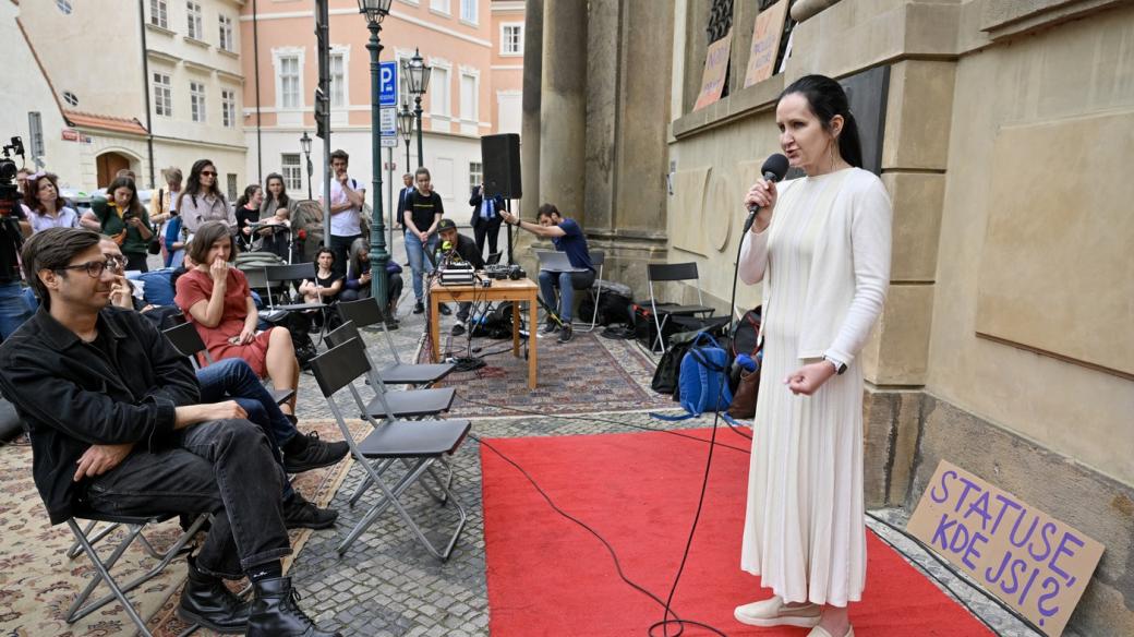 Kulturní profesionálové demonstrovali před ministerstvem kultury v Praze za zavedení statusu umělce a umělkyně do české legislativy, 5. června 2023
