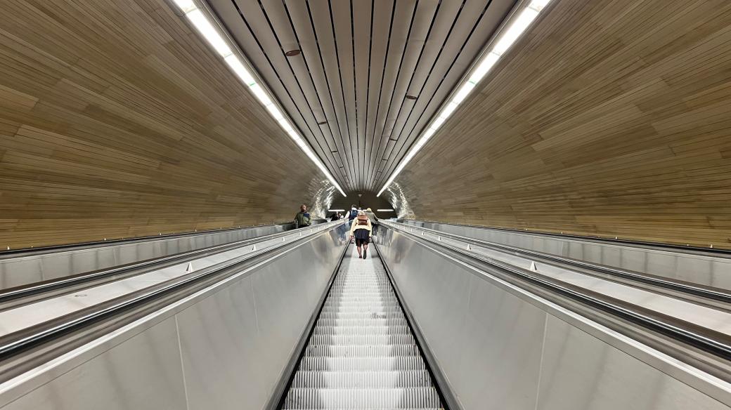 Stanici metra Náměstí Jiřího z Poděbrad po odstranění reklam